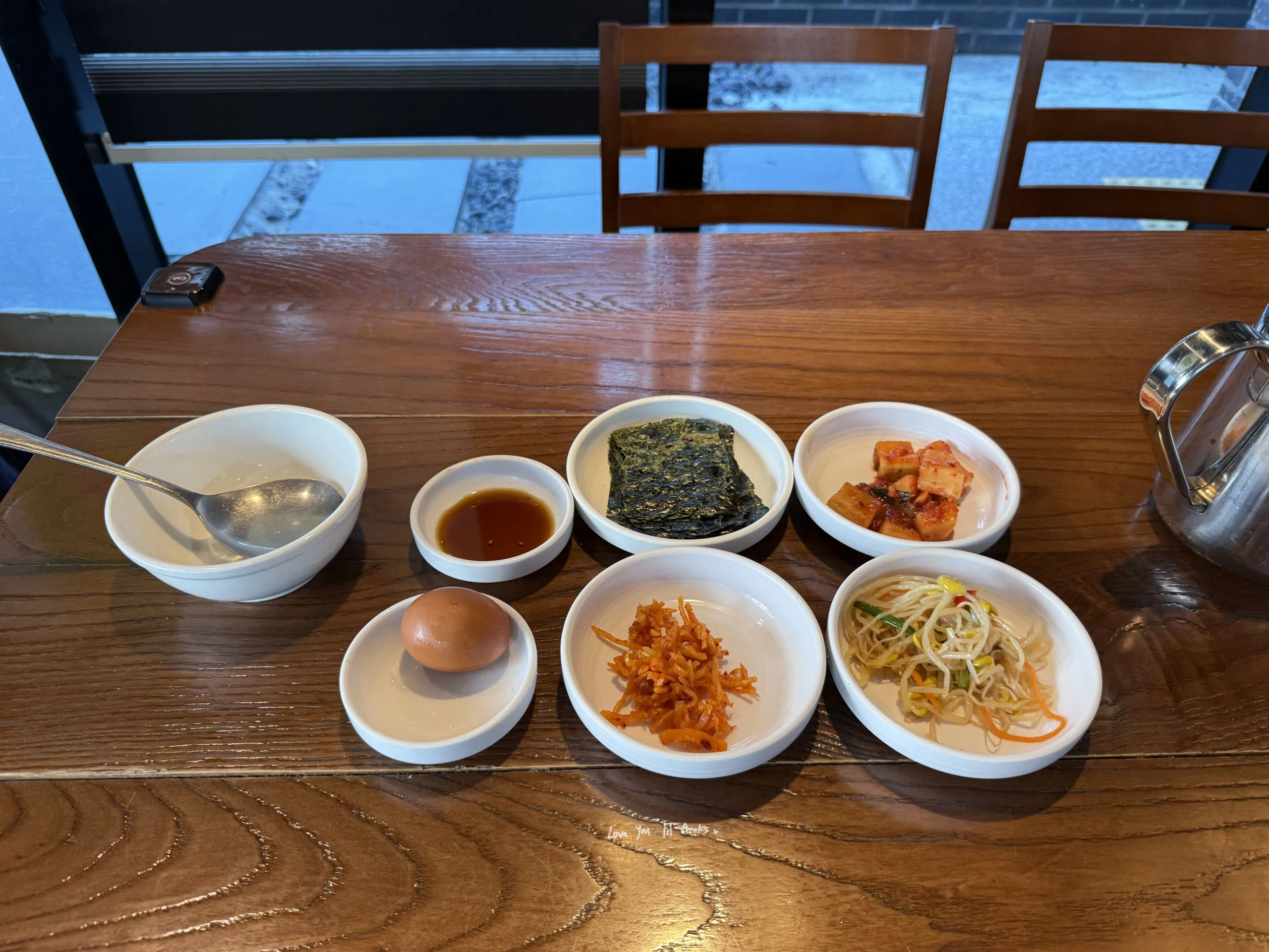 《清潭洞純豆腐청담순두부》先上桌的小菜